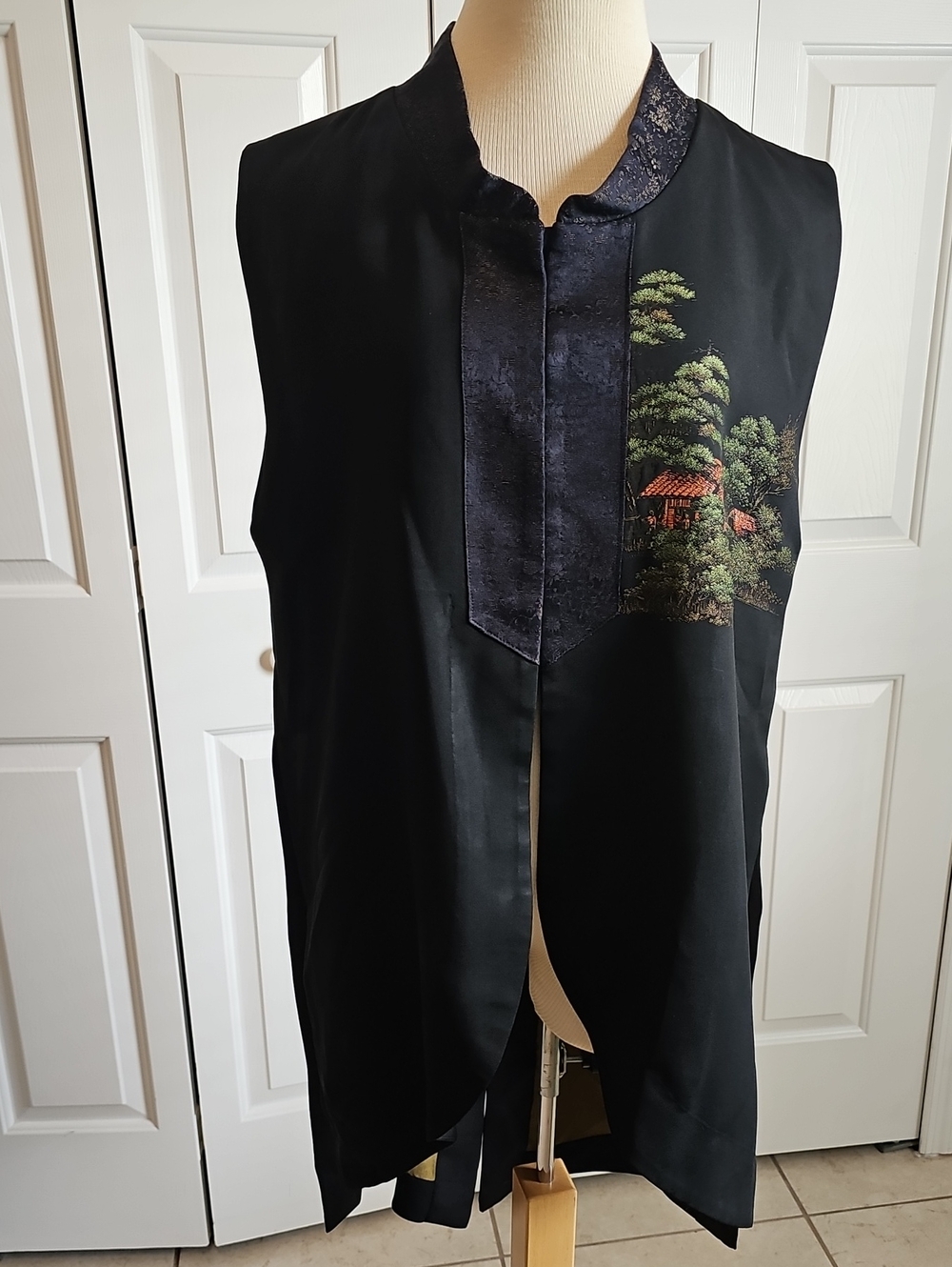 Vintage Silk Haori Yasuko Sleevless Vest Jacket. Japananese Scene 100% Silk OS
